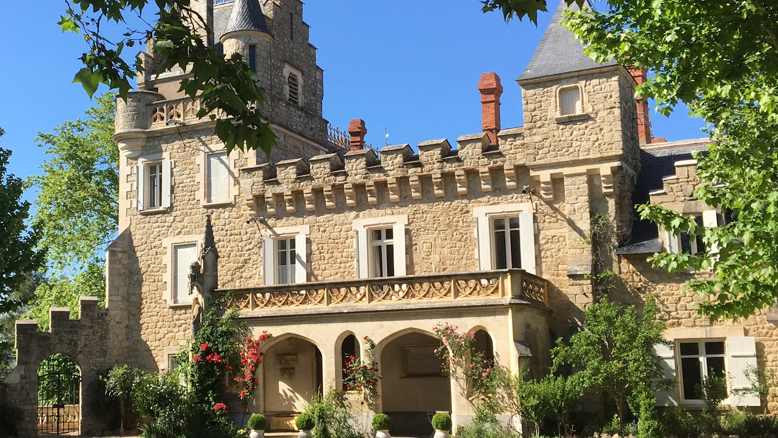 Château St Jean Hérault façade principale en pierre blonde avec tourelles et balcon sculpté pour mariage