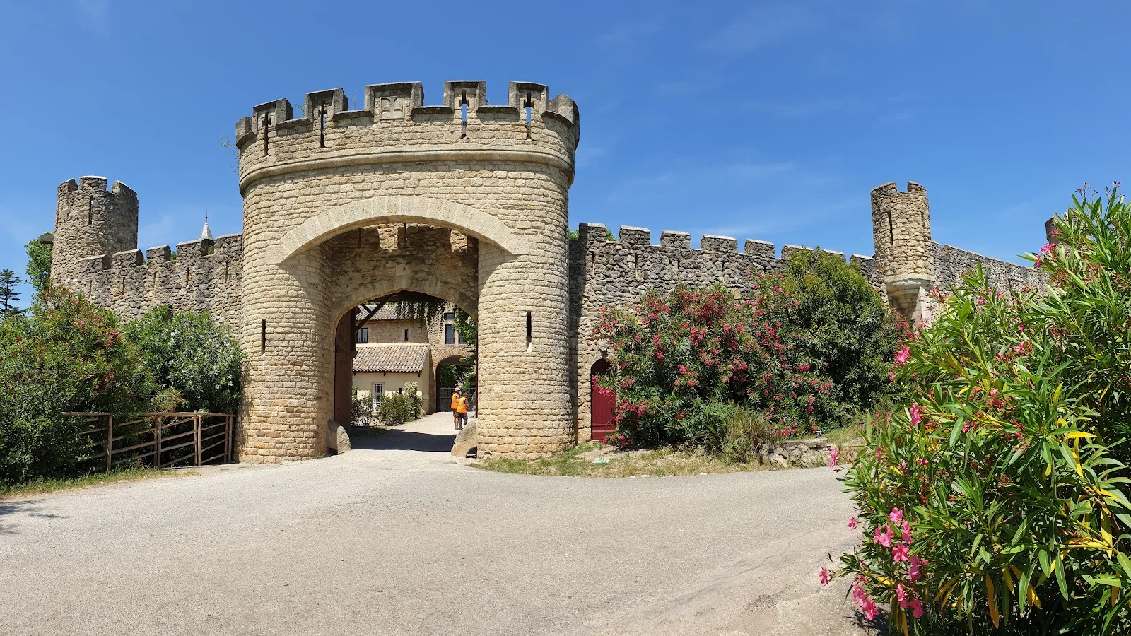 Portail d'entrée monumental du Château St Jean Hérault avec tour ronde et remparts crénelés pour mariage