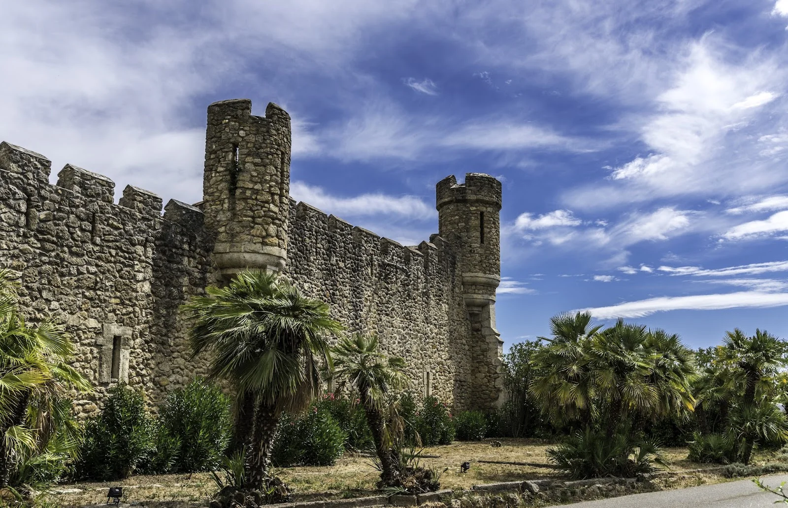 Remparts médiévaux et tours crénelées du Château St Jean dans l'Hérault pour mariage en plein air