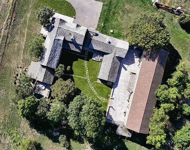 Façade extérieure du domaine Clos Bel Air avec grand parc arboré