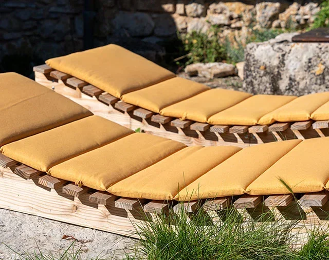Piscine extérieure et espace détente du domaine de mariage