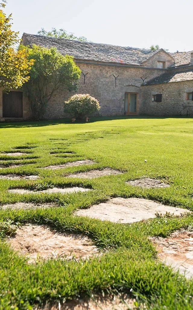 Grande salle de réception de mariage lumineuse avec tables dressées