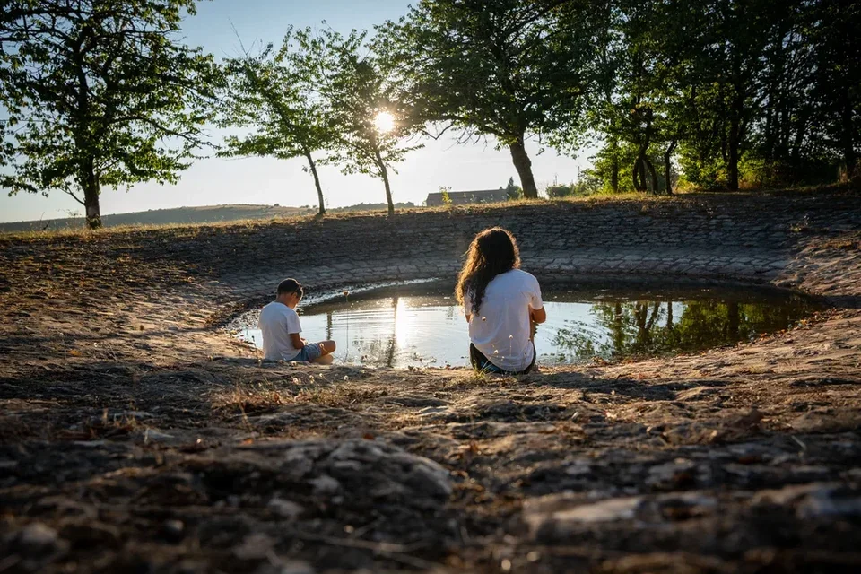 Chambre nuptiale élégante avec lit double pour les mariés