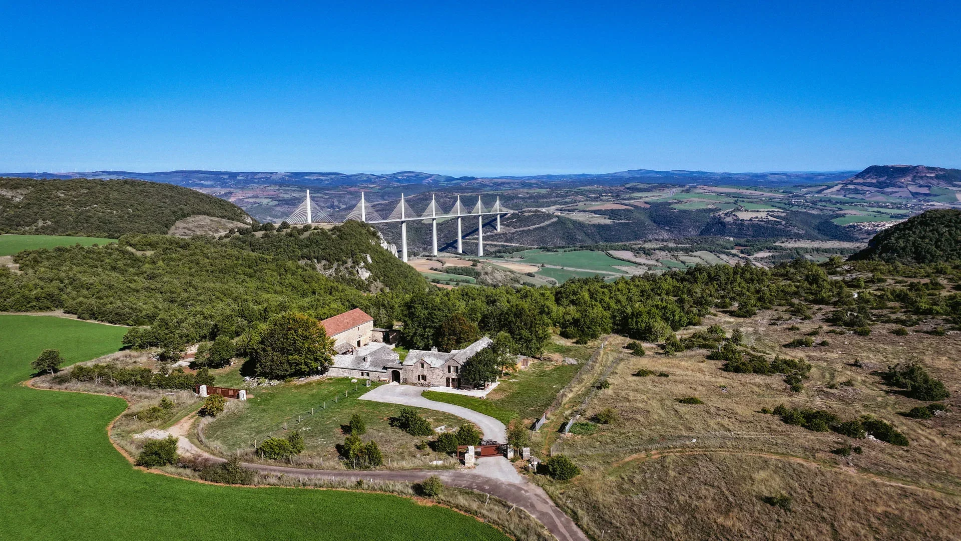 Chambre d'invités spacieuse avec décoration moderne au domaine