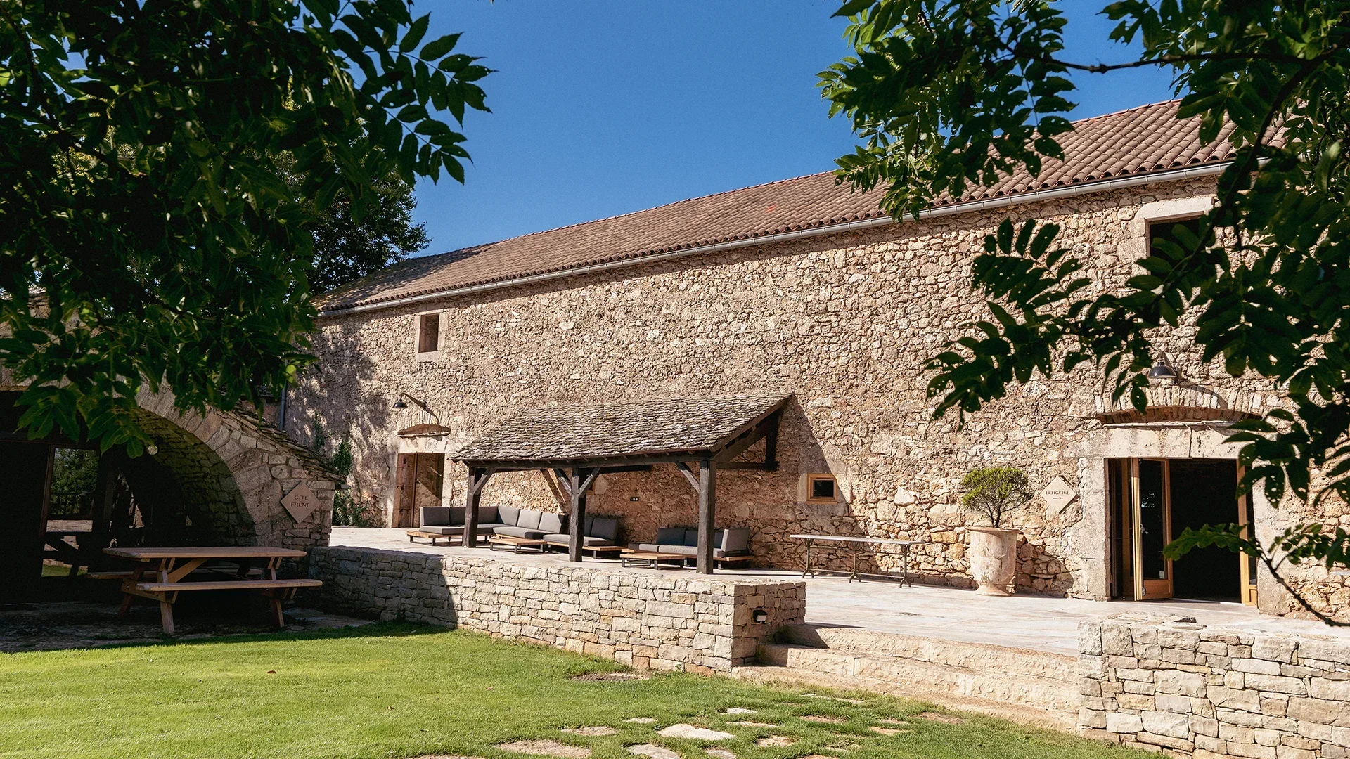 Espace lounge et salon extérieur convivial sous les arbres