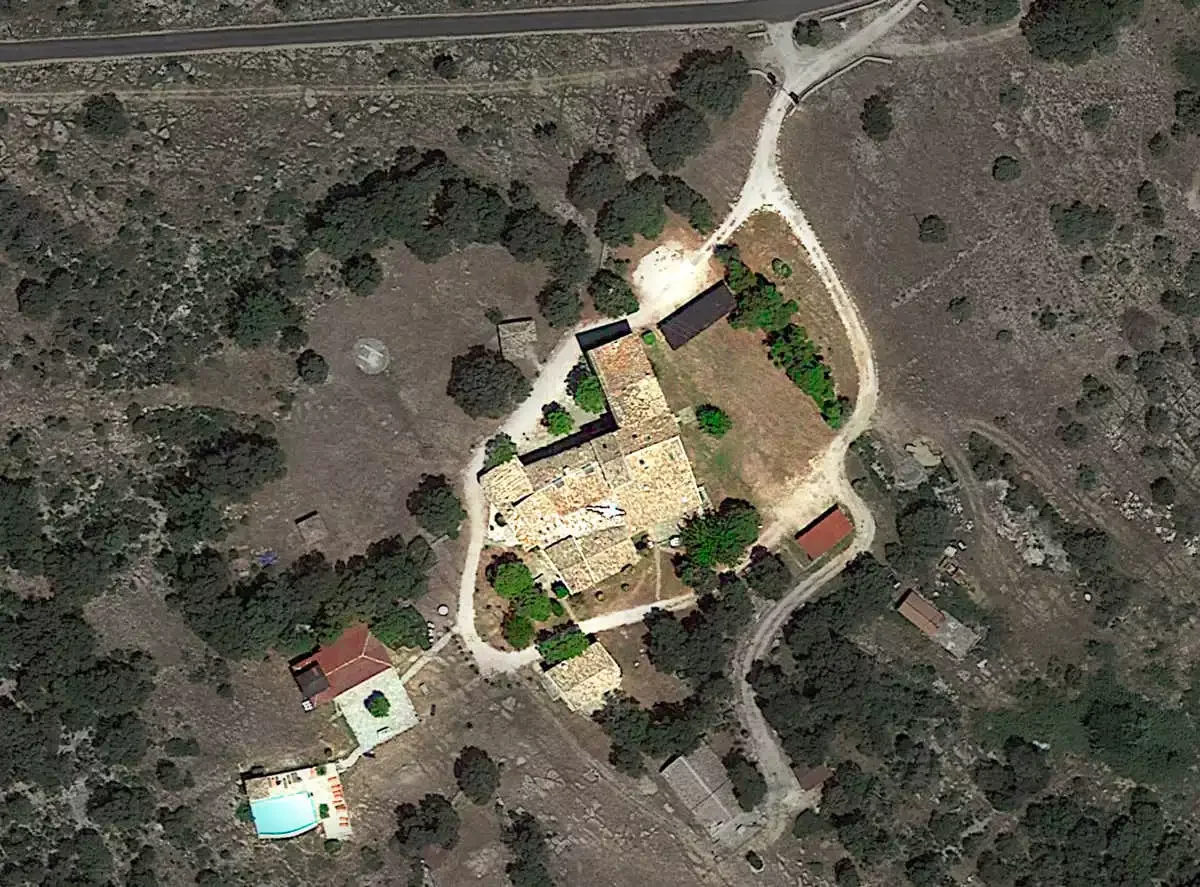 Vue aérienne du Domaine Auron à Claret dans l'Hérault, lieu de mariage avec mas provençal et parc arboré