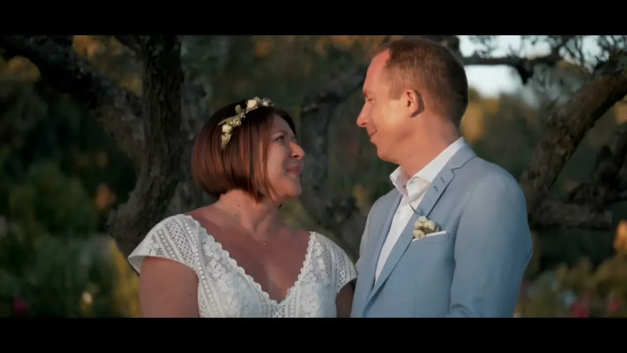 Mariés au coucher du soleil dans les oliviers du Domaine de Christin Hérault, lumière dorée