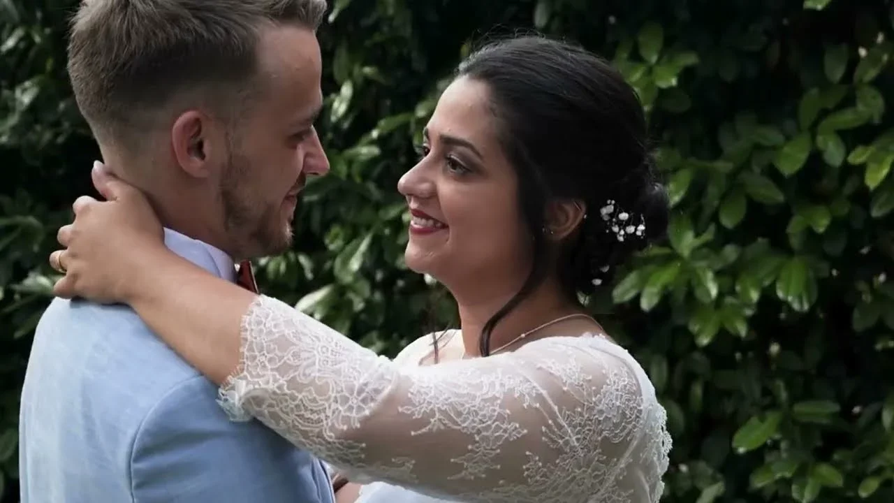 Portrait romantique des mariés au Domaine de Christin dans l'Hérault, robe dentelle et costume bleu
