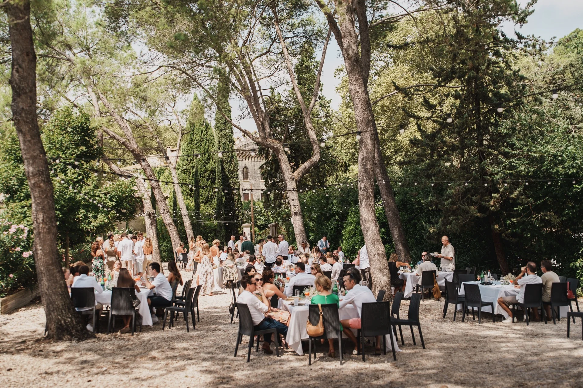 Repas de mariage en plein air sous les pins du Domaine de Christin en Hérault avec tables dressées