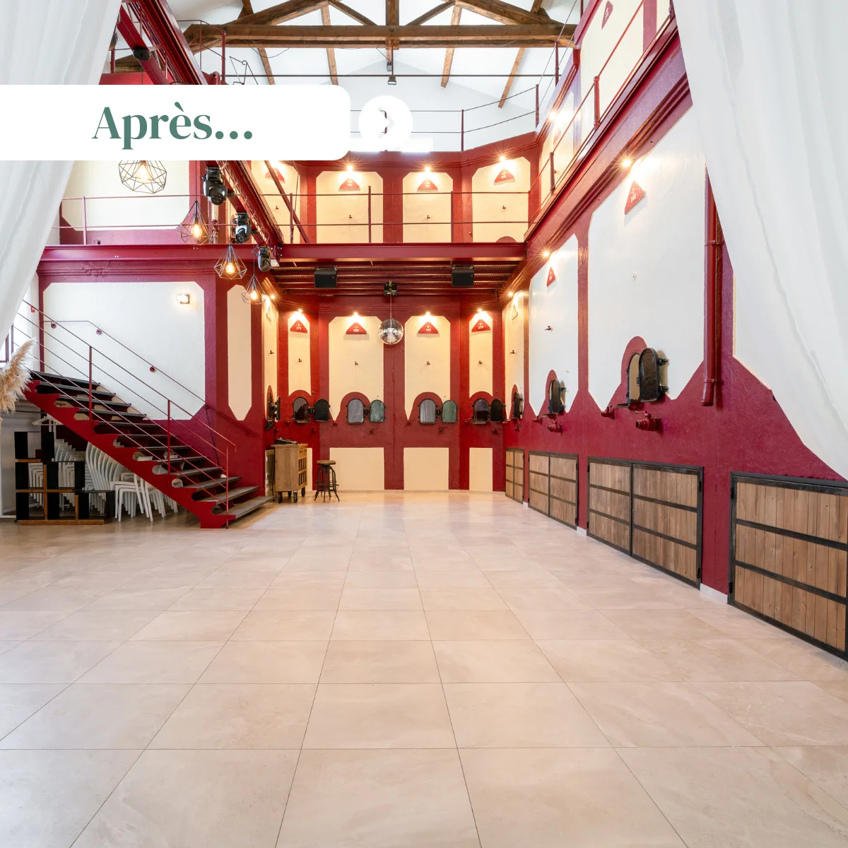 Salle de réception intérieure du Domaine de Christin dans l'Hérault avec murs rouge bordeaux et mezzanine pour mariage