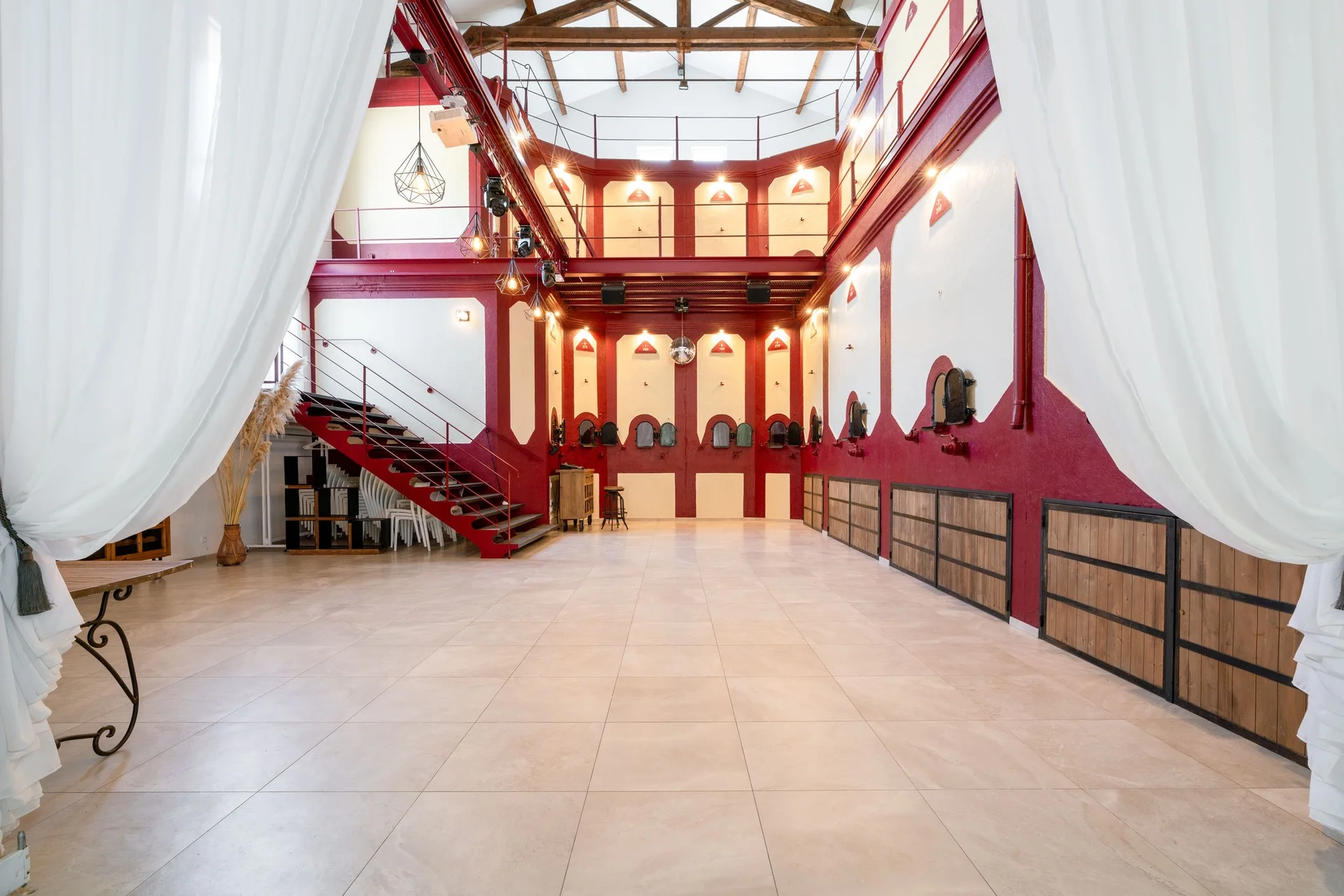 Grande salle de réception intérieure à deux niveaux du Domaine de Christin pour mariage en Hérault
