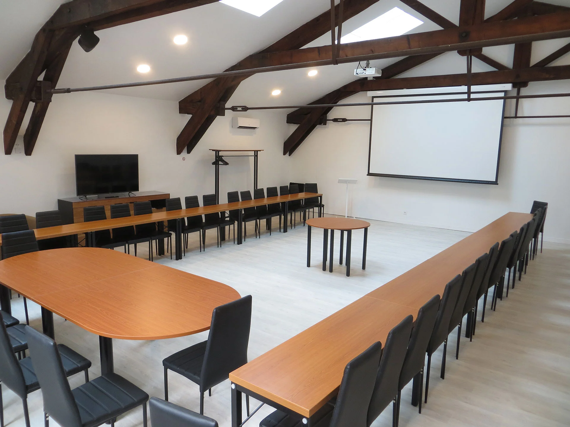 Salle de séminaire avec tables en U et projecteur au Domaine de Christin en Hérault