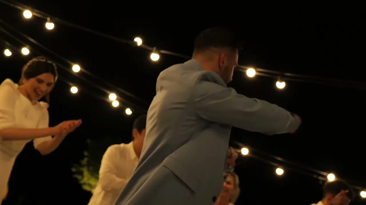 Soirée dansante sous guirlandes lumineuses lors d'un mariage au Domaine de Christin en Hérault