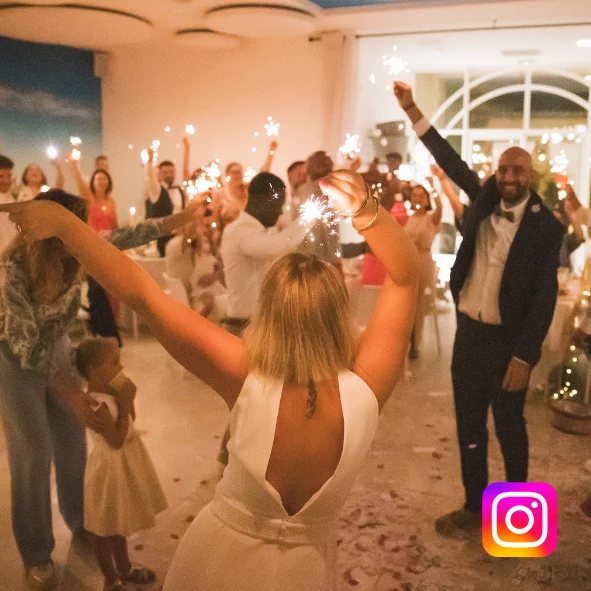 Soirée de mariage festive au Domaine de Christin dans l'Hérault avec cierges magiques et mariée entourée de ses invités