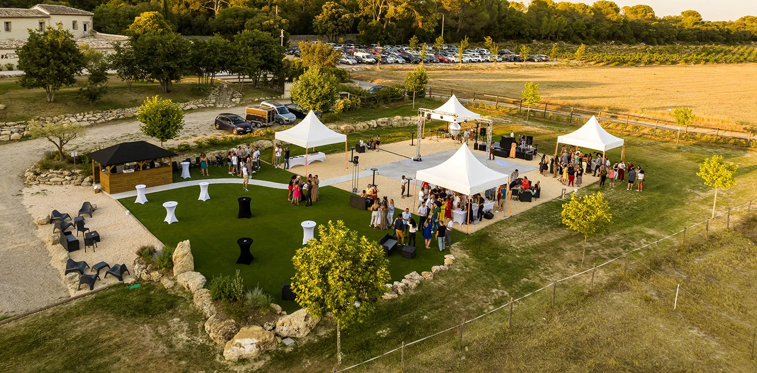 Vue aérienne du cocktail de mariage en extérieur au Domaine de Christin dans l'Hérault avec tentes pagodes