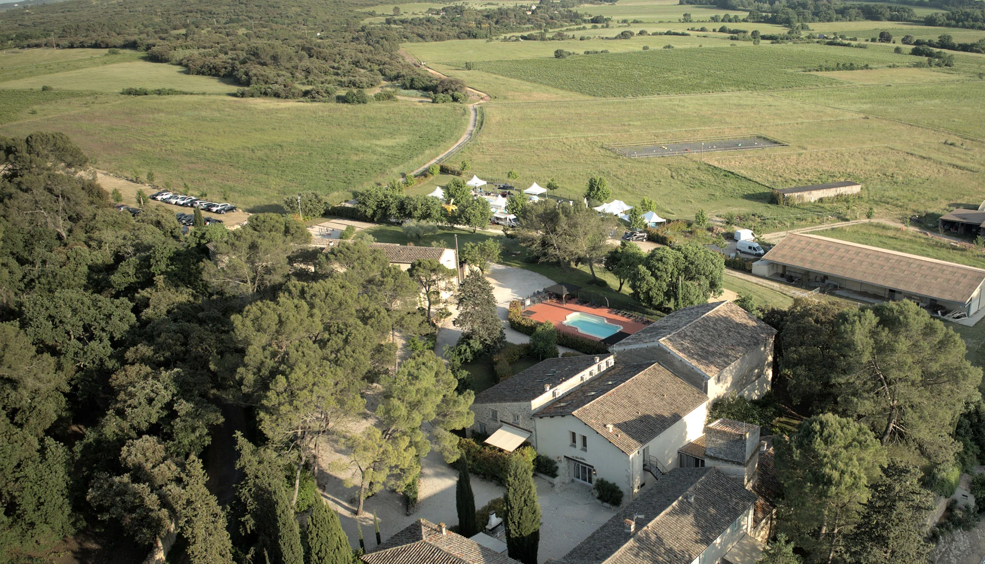 Vue aérienne globale du Domaine de Christin avec mas provençal, piscine et vignes en Hérault