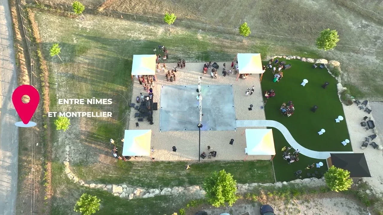 Vue aérienne du Domaine de Christin entre Nîmes et Montpellier avec tentes de réception et piste de danse extérieure