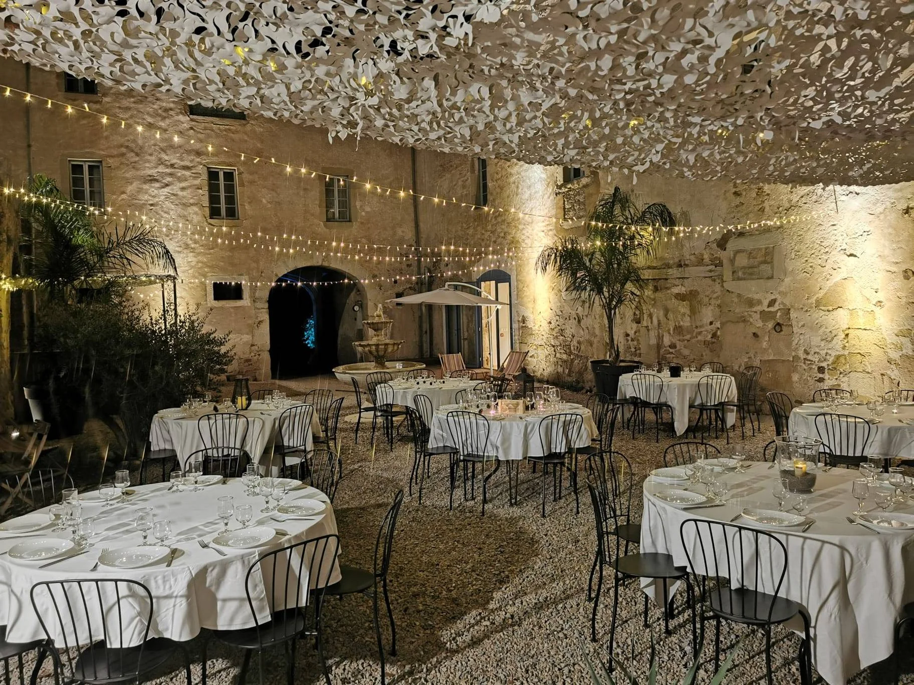 Domaine de Coubillou - cour intérieure réception de nuit guirlandes