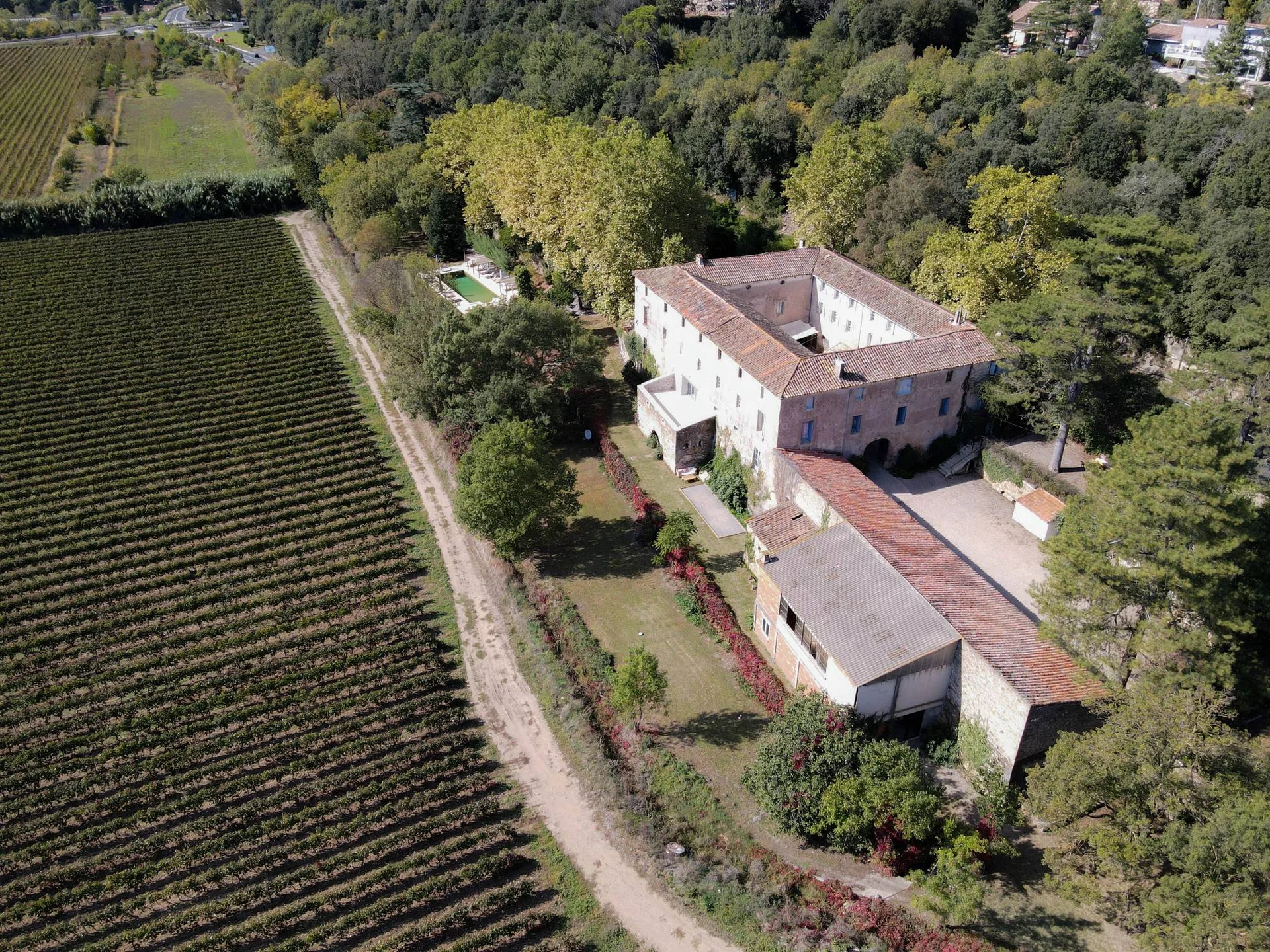 Domaine de Coubillou Haut Languedoc - vue aérienne domaine vignes piscine