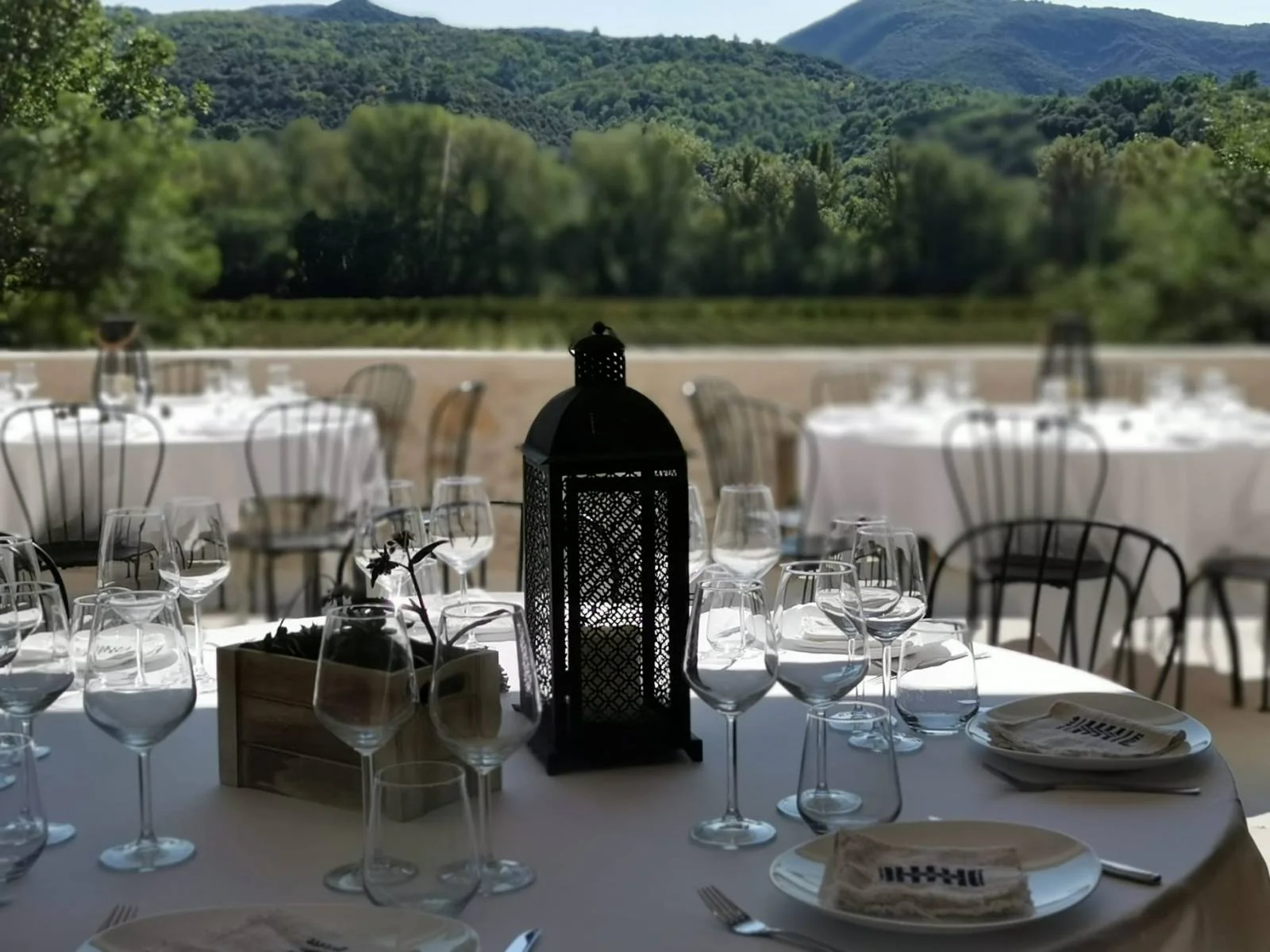 Domaine de Coubillou - table de réception dressée avec vue sur vignes