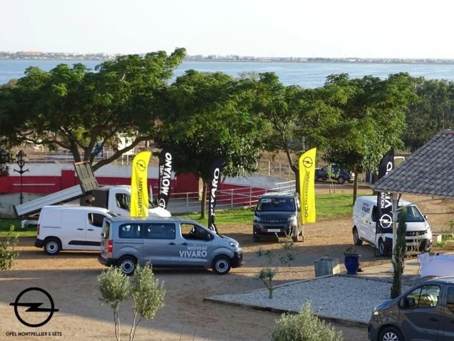 Événement corporate Opel avec véhicules Vivaro exposés en extérieur au Domaine de Fangouse bord d'étang Hérault