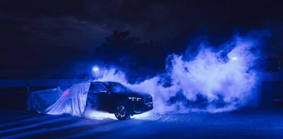 Révélation de voiture BMW sous fumée bleue en nocturne au Domaine de Fangouse dans l'Hérault