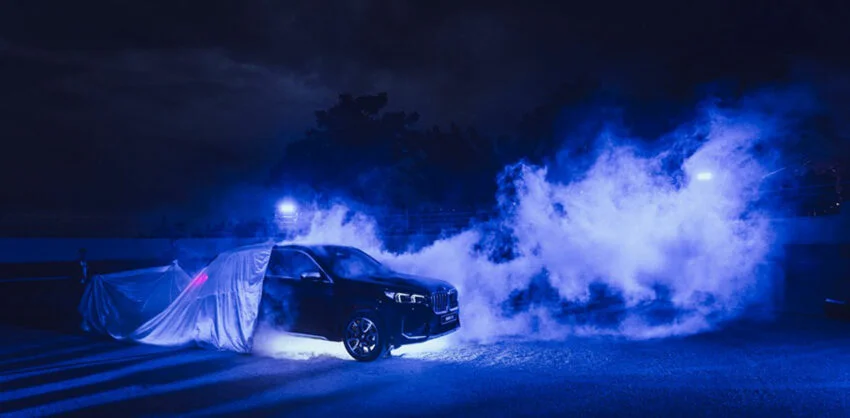 Soirée corporate au Domaine de Fangouse Hérault avec présentation spectaculaire d'un véhicule BMW sous éclairage bleu nocturne