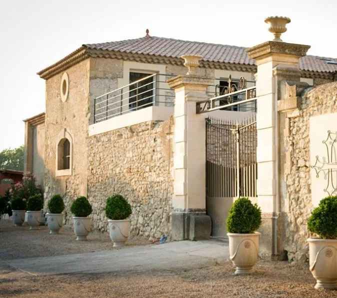 Domaine de l Ale - entree pierre portail fer forge topiaires