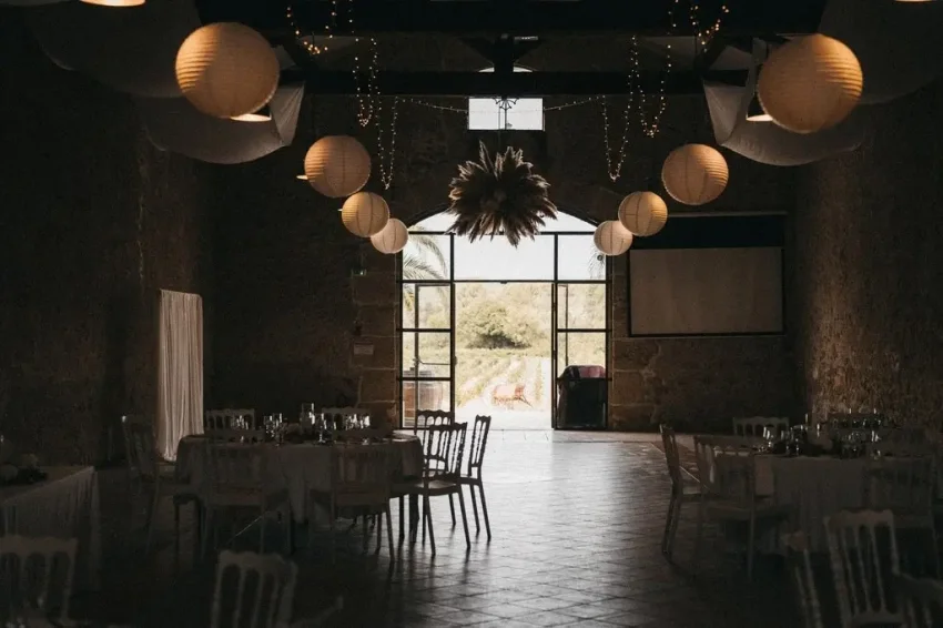 Domaine de l Ale - salle reception interieure lampions mariage
