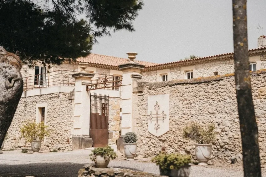 Domaine de l Ale - facade pierre croix occitane portail