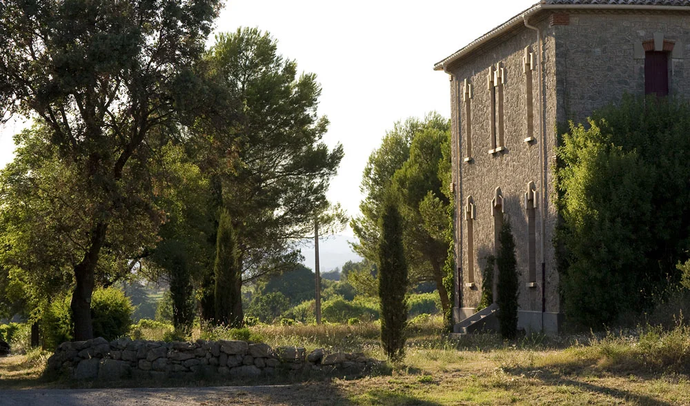Bâtiment en pierre néo-gothique au coucher du soleil au Domaine de la Clapière, lieu de mariage en Hérault
