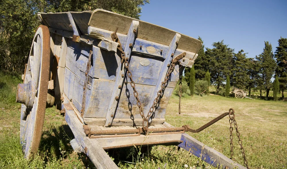 Ancien chariot en bois bleu avec chaînes rouillées au Domaine de la Clapière, domaine de mariage en Hérault