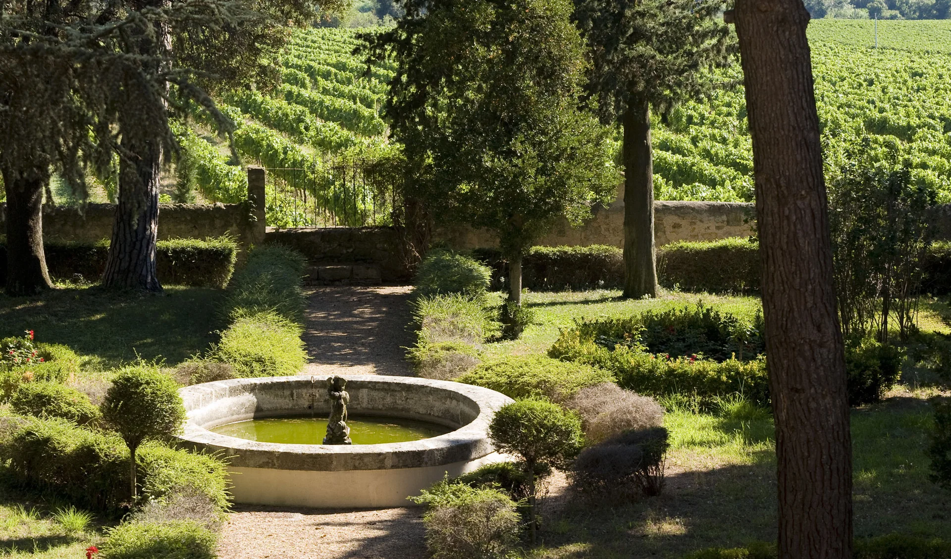 Jardin ornemental avec fontaine ronde au Domaine de la Clapière, lieu de mariage en Hérault