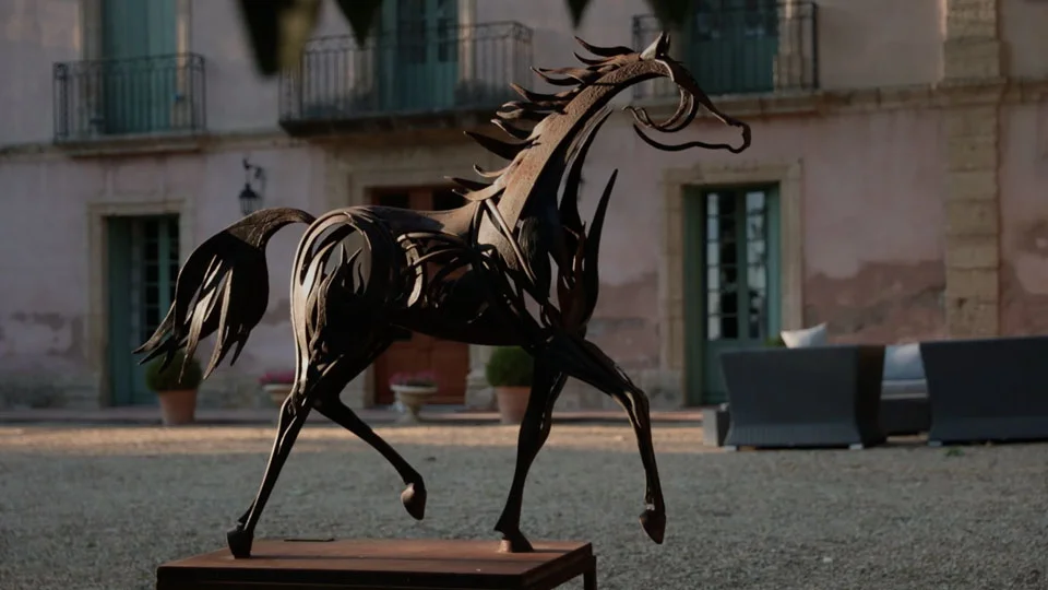 Sculpture cheval métallique dans la cour du Domaine de la Clapière, lieu de mariage en Hérault
