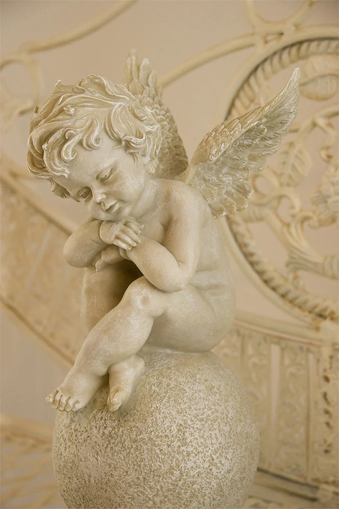 Statue de chérubin romantique dans la décoration du Domaine de la Clapière, mariage en Hérault