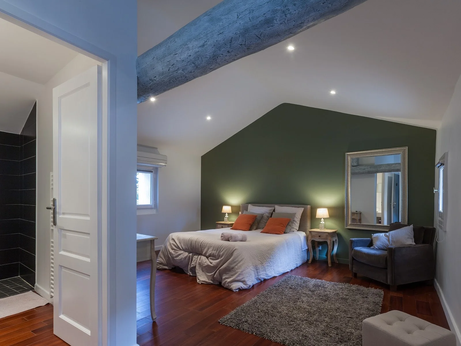 Chambre hébergement Domaine de la Grange Hérault - suite avec mur vert forêt et parquet pour nuit de mariage