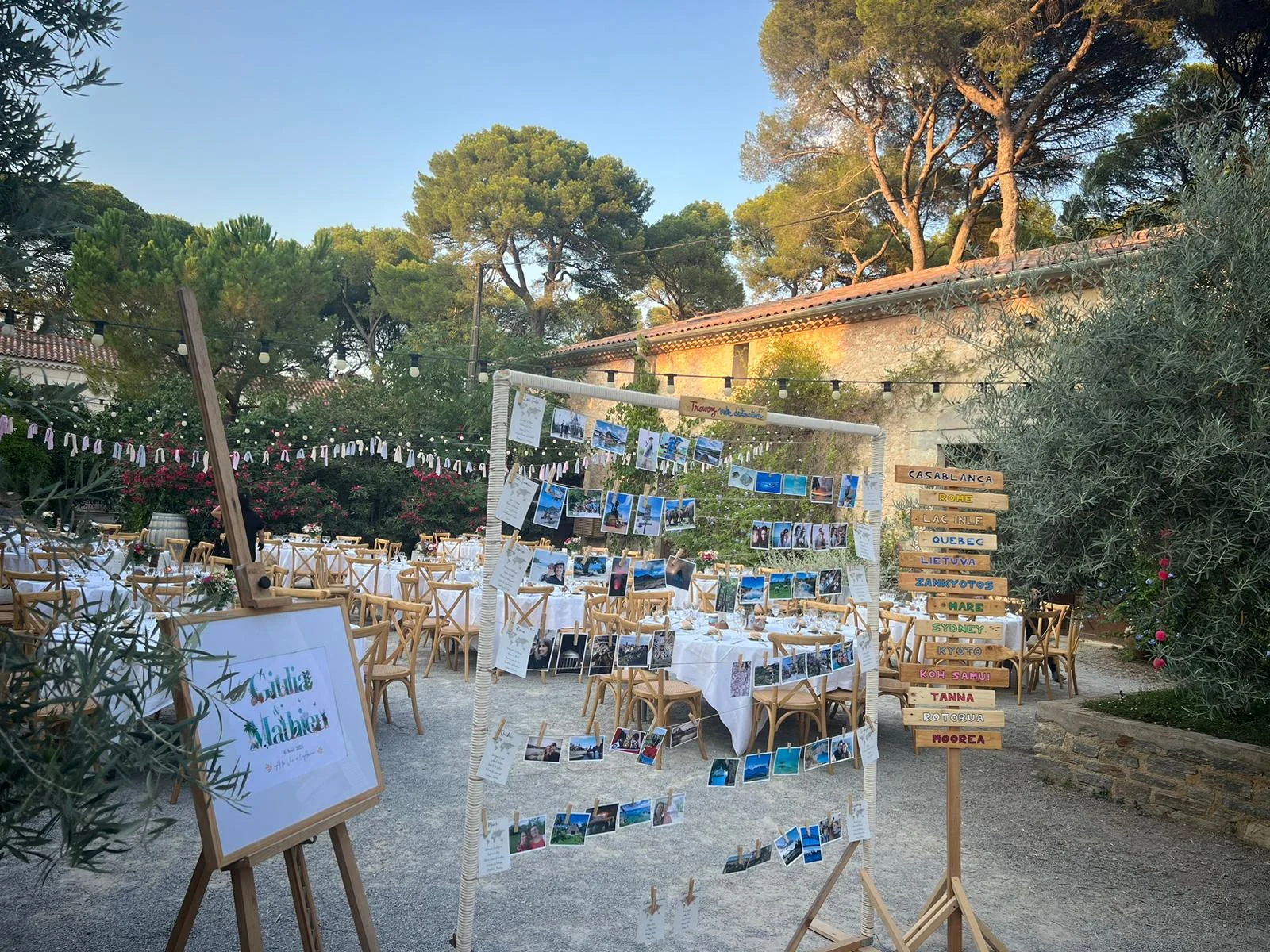 Cocktail extérieur au coucher du soleil Domaine de la Grange Hérault - décoration thème voyage et guirlandes lumineuses