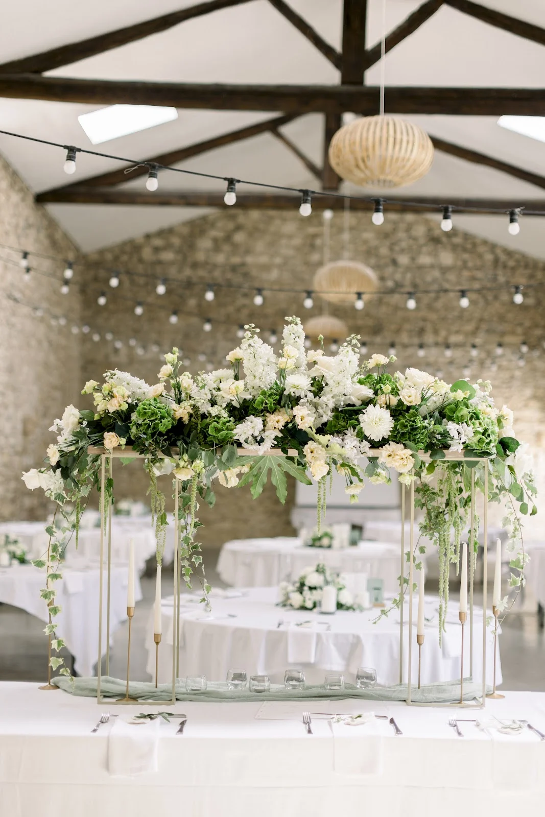 Salle de réception mariage Domaine de la Grange Hérault - décoration florale blanc vert et guirlandes lumineuses