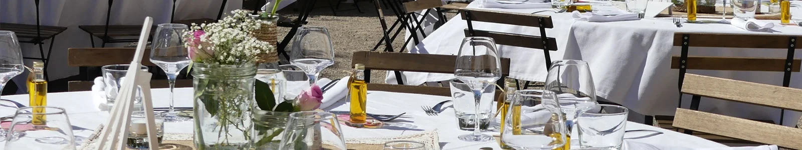 Tables de réception dressées en extérieur au Domaine de la Grangette - décoration champêtre mariage Hérault