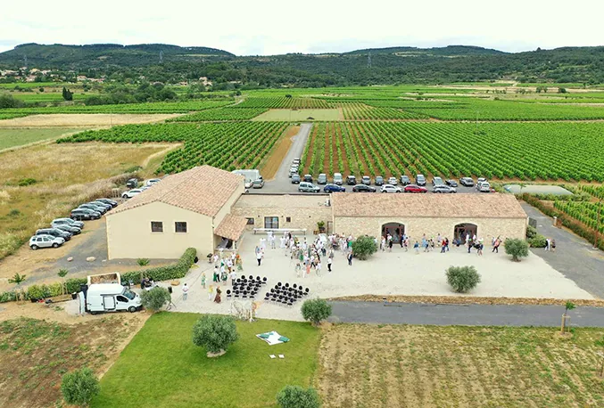 Domaine de la Resclauze Caux architecture pierre cour extérieure invités vignobles ambiance festive mariage Hérault Occitanie