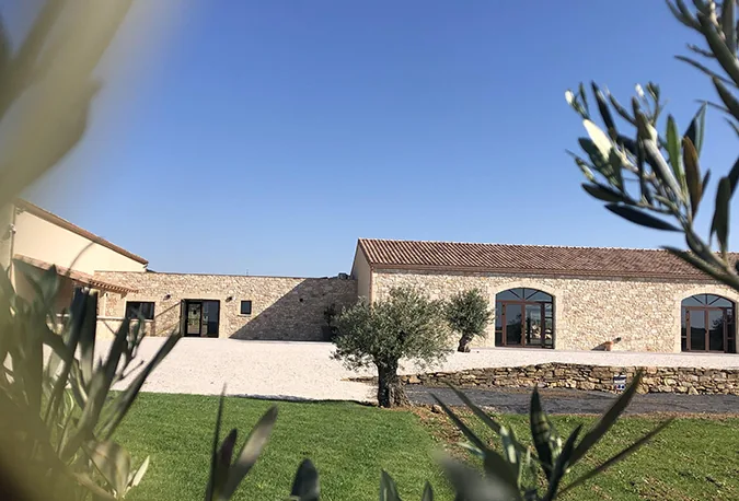 Bâtiment pierre, tuiles, jardin verdoyant, oliviers, Domaine de la Resclauze Caux mariage Hérault Occitanie