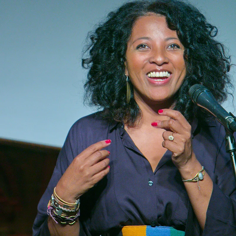 Animatrice souriante au microphone lors d'une soirée au Domaine de la Tour, Hérault