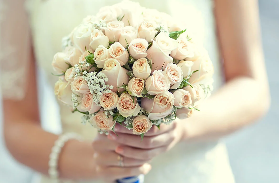 Bouquet de mariée rond en roses champagne et gypsophile tenu par la mariée, Domaine de la Tour Hérault