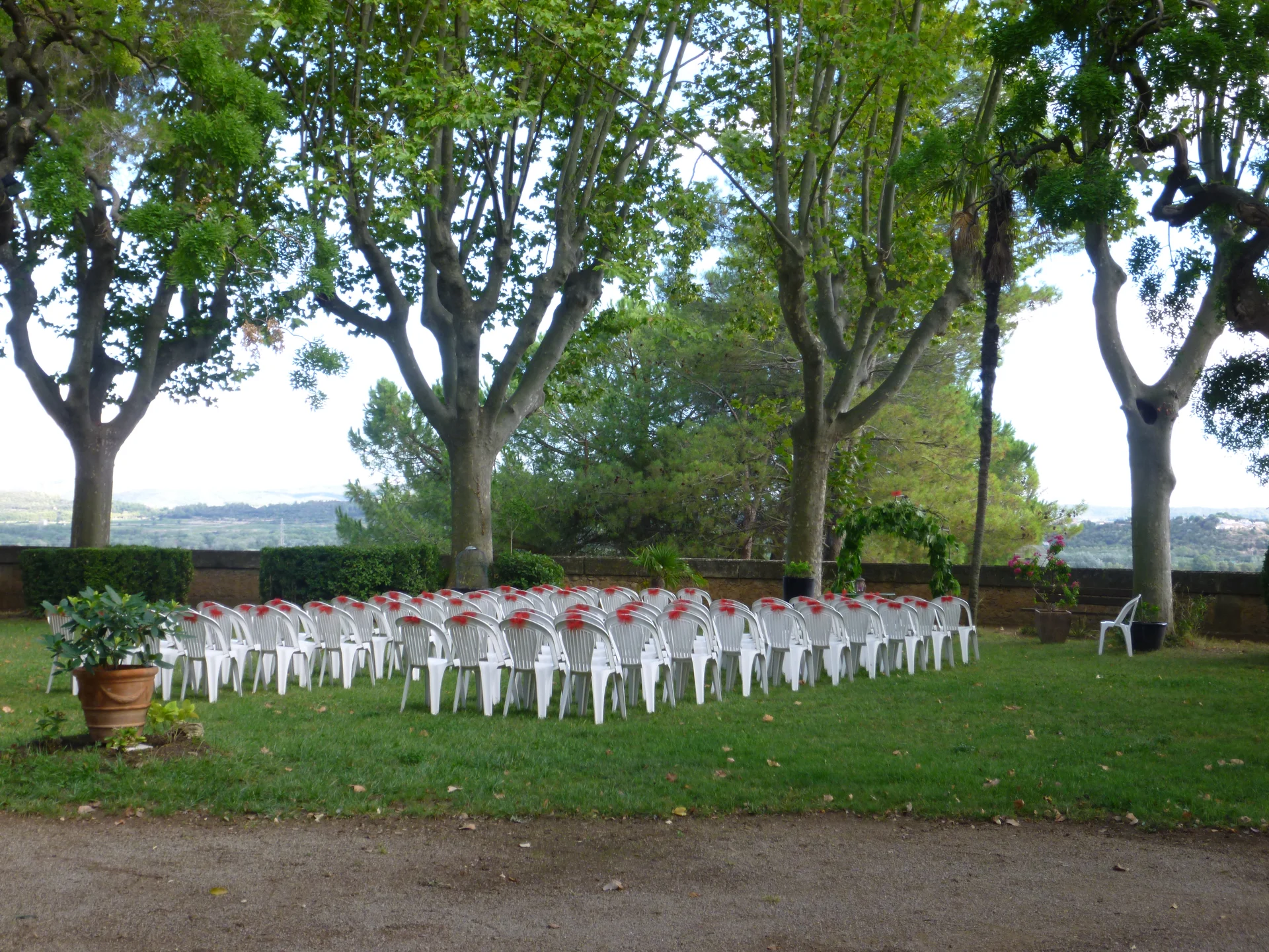 Cérémonie laïque en extérieur sous les platanes avec chaises blanches, Domaine de la Tour Hérault