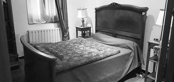 Chambre d'hébergement avec lit ancien sculpté au Domaine de la Tour, gîte mariage Hérault