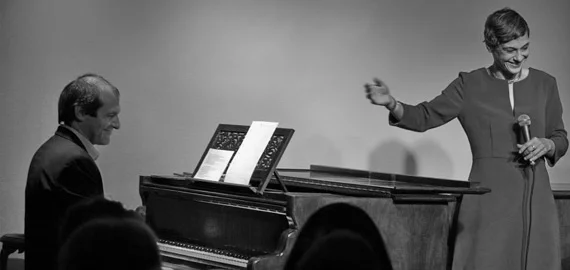 Concert de piano et chant sur scène au Domaine de la Tour Hérault, animation musicale mariage