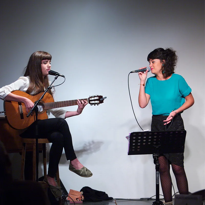 Duo féminin guitare et chant lors d'une soirée de mariage au Domaine de la Tour, Hérault