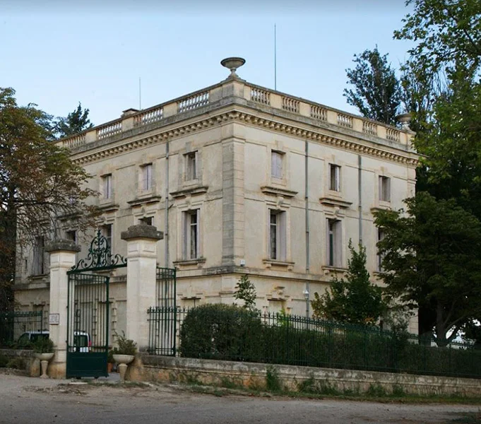 Façade néoclassique en pierre calcaire du Domaine de la Tour, lieu de mariage prestigieux en Hérault