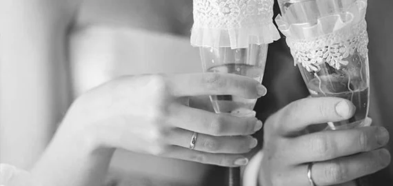 Flûtes à champagne des mariés avec alliances au Domaine de la Tour, mariage Hérault