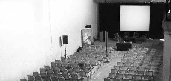 Grande salle de réception avec écran de projection au Domaine de la Tour, Hérault